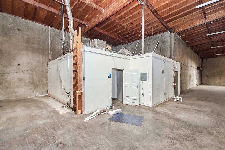 More Photos Of 6840-6846 Suva St, Bell Gardens Unknown For Lease