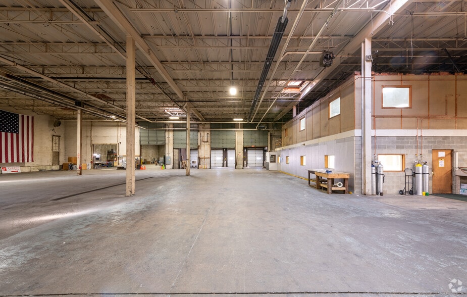 More Photos Of 321 Washington St, Somerville Warehouse For Lease