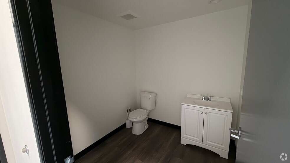 More Photos Of 350 E Orangethorpe Ave, Placentia Warehouse For Lease