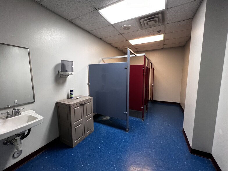 More Photos Of 1402 Hawthorne St, Bastrop Manufacturing For Lease