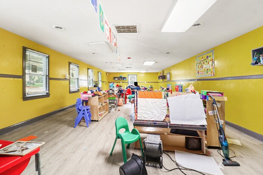 More Photos Of 983 Forest Ave, Forest Park Daycare Center For Sale