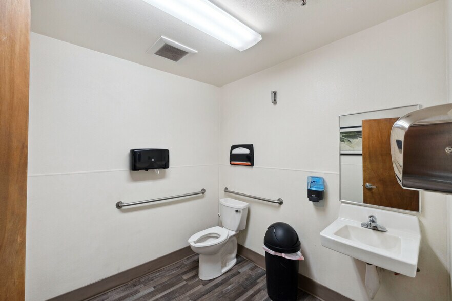 More Photos Of 1385 Newmark Ave, Coos Bay Supermarket For Sale