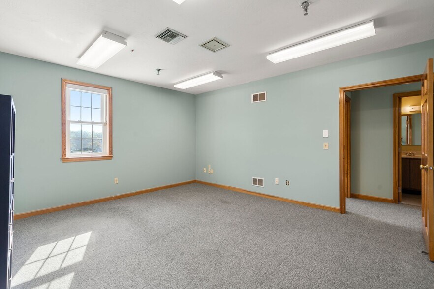 More Photos Of 4-6 Barlows Landing Rd, Pocasset Storefront Retail Office For Sale