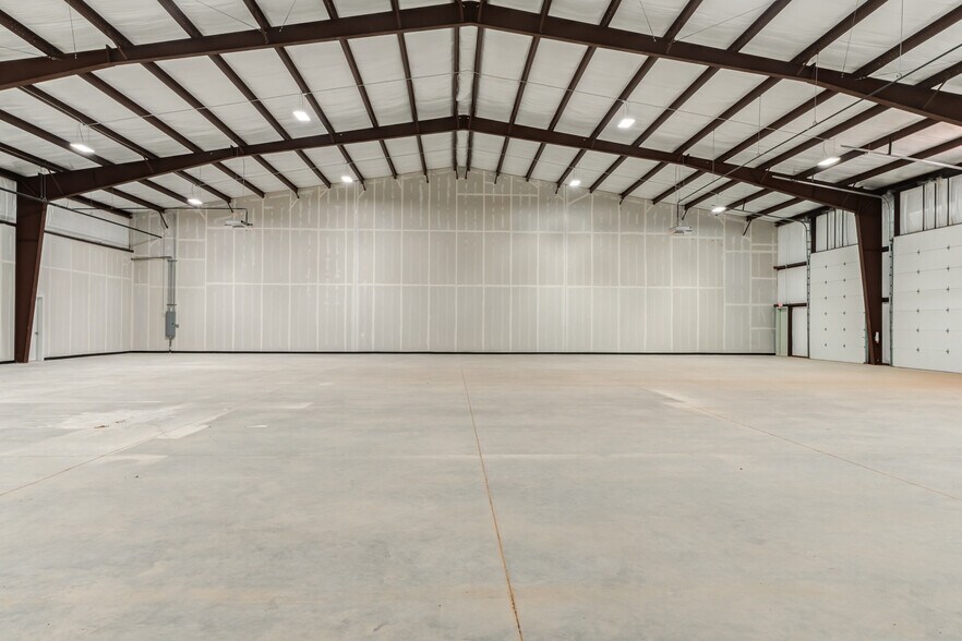 More Photos Of 9007 CR 6820, Lubbock Warehouse For Lease