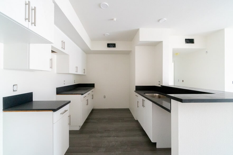 More Photos Of 10555 Bloomfield St, Toluca Lake Apartments For Sale