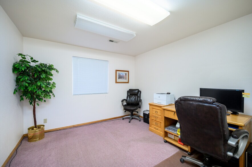 More Photos Of 1940 NE Colvin Ct, McMinnville Industrial For Lease
