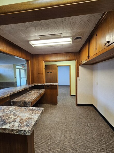 More Photos Of 1106 E Broadway Ave, Enid Medical For Sale
