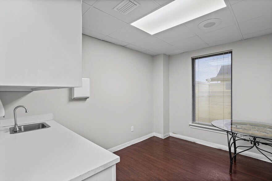 More Photos Of 3664 College Ln S, Mobile Medical For Sale