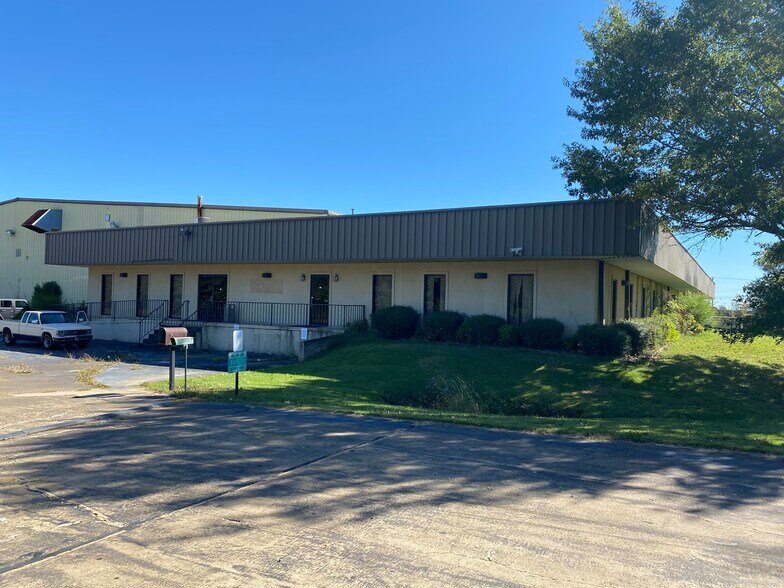 More Photos Of 200 E Parker Dr, Booneville Warehouse For Lease