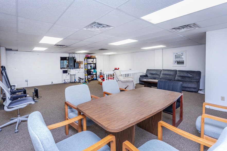 More Photos Of 24 Keewaydin Dr, Salem Flex For Lease