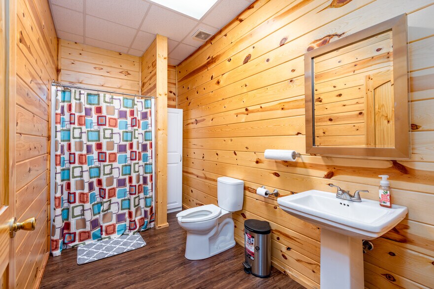 More Photos Of 1910 E Jackson St, Hugo Freestanding For Sale