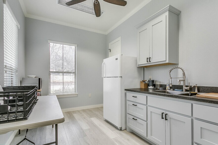 More Photos Of 7633 Bellaire Dr S, Fort Worth Medical For Sale