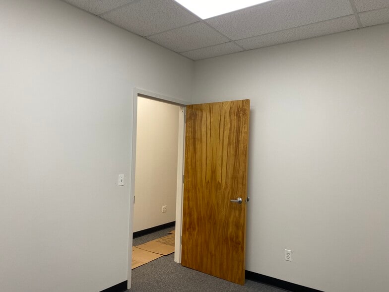 More Photos Of 1320 Lincoln Ave, Holbrook Warehouse For Lease