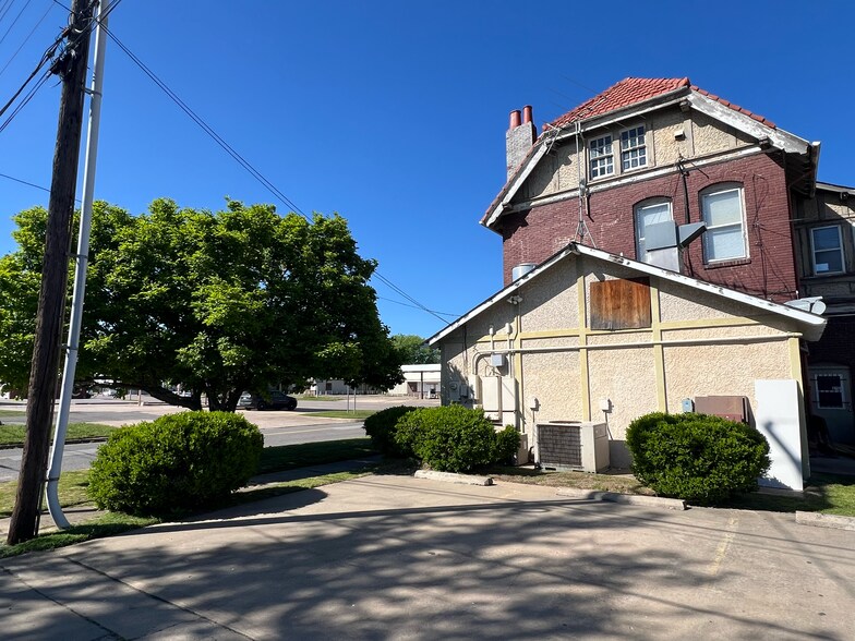 More Photos Of 821 W Broadway St, Muskogee Restaurant For Sale