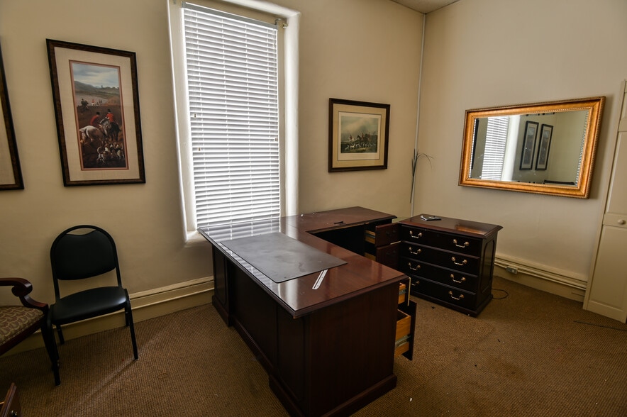 More Photos Of 1134 Clark St, Covington Bank For Lease