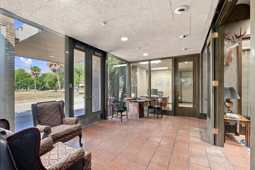 More Photos Of 420 Baltimore Ave, San Antonio Office For Sale