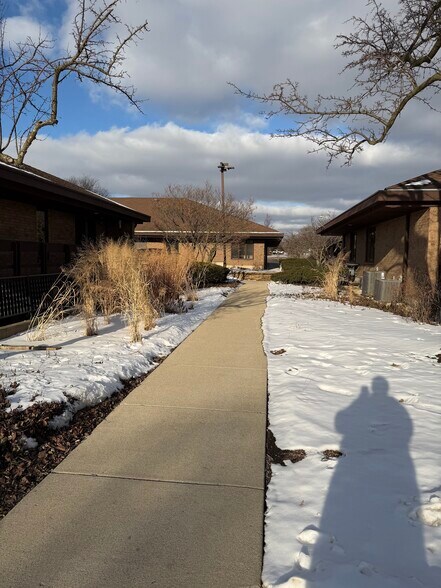 More Photos Of 511-515 Thornhill Dr, Carol Stream Unknown For Lease