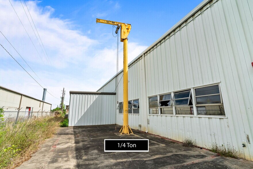 More Photos Of 3806 E Rio Grande St, Victoria Warehouse For Sale