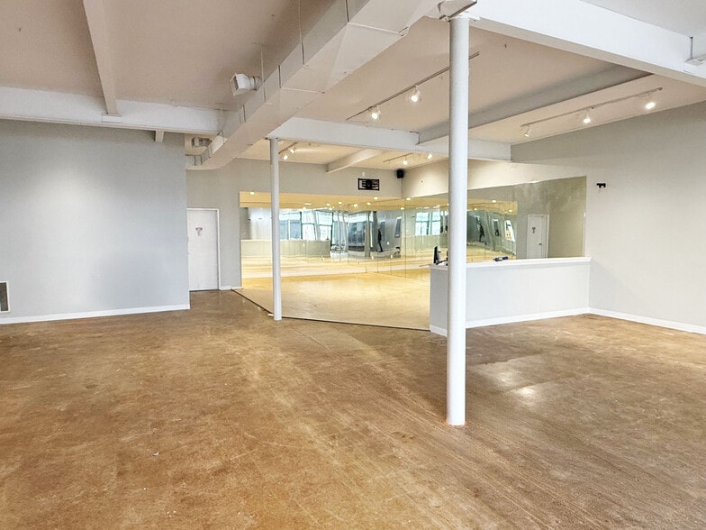 More Photos Of 1139 Mishawaka Ave, South Bend Storefront Retail Office For Sale