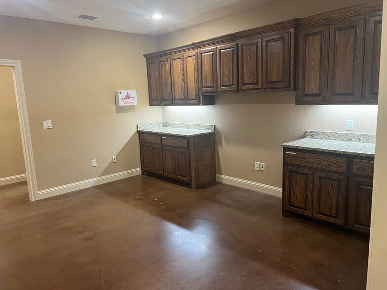 More Photos Of 6413 N State Highway 349, Midland Warehouse For Lease