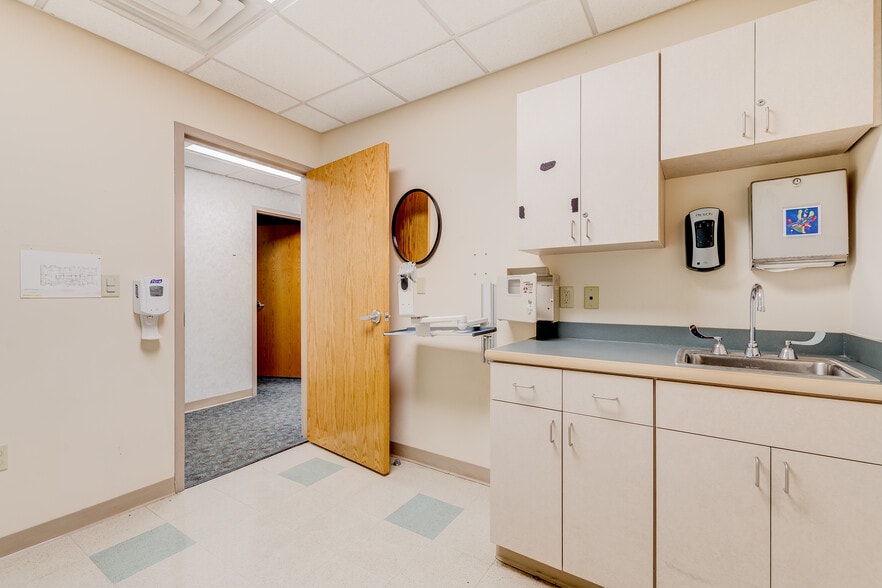 More Photos Of 860 NW Washington Blvd, Hamilton Medical For Sale
