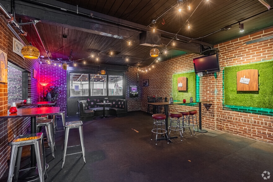 More Photos Of 1400 Main St, Vancouver Storefront For Sale