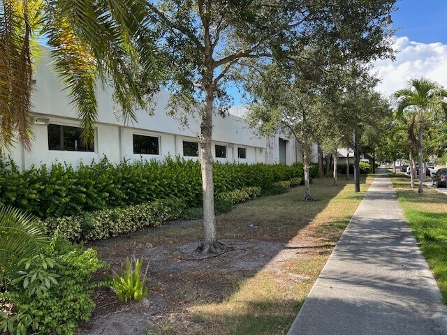 Primary Photo Of 912-915 S Dixie Hwy E, Pompano Beach, Pompano Beach Manufacturing For Lease