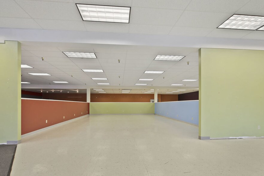 More Photos Of 110-114 S Rum River Dr, Princeton General Retail For Lease