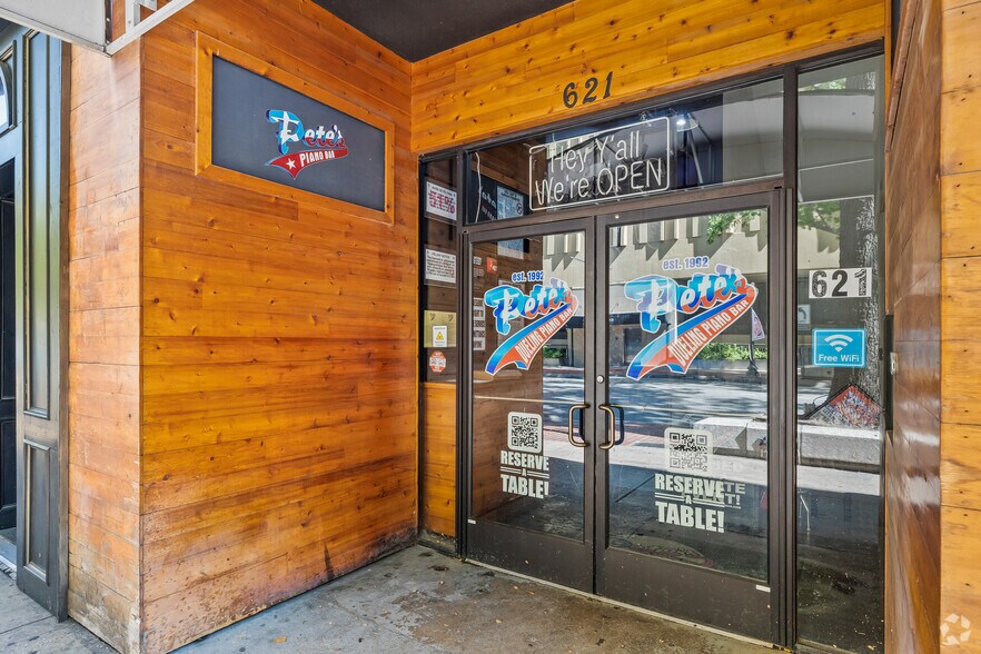 More Photos Of 611 Houston St, Fort Worth Bar For Sale