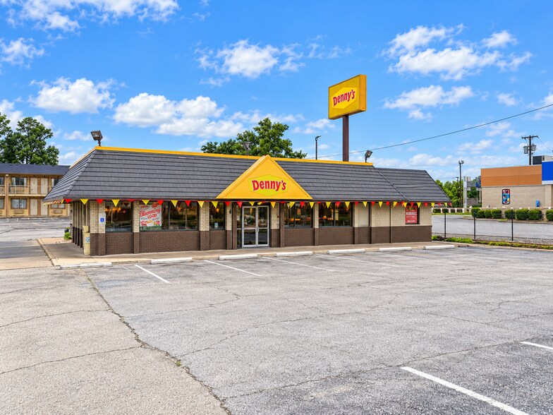 More Photos Of 3422 W Gentry Pkwy, Tyler Restaurant For Lease