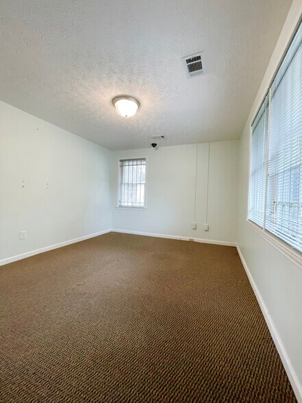 More Photos Of 5940 Hodges Dr, Columbus Office Residential For Sale