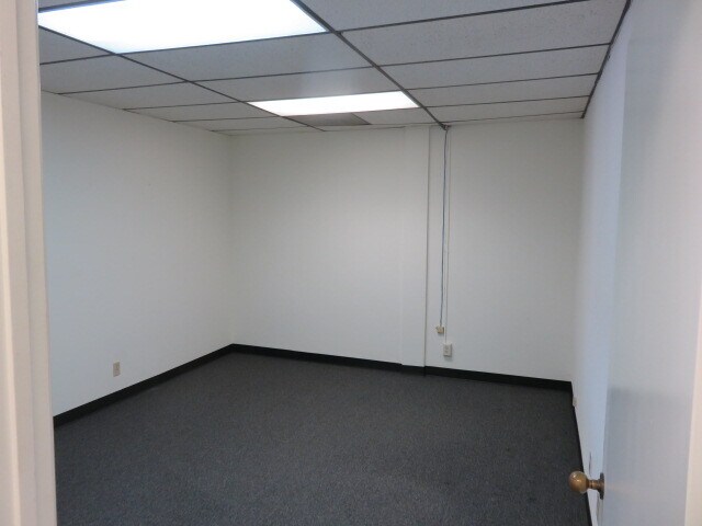 More Photos Of 165 W Hospitality Ln, San Bernardino Flex For Lease