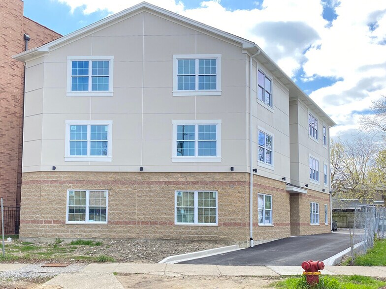 Primary Photo Of 7441 N Rogers Ave, Chicago Multifamily For Sale