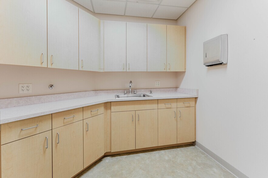 More Photos Of 1875 West Pointe Dr, Oshkosh Medical For Sale