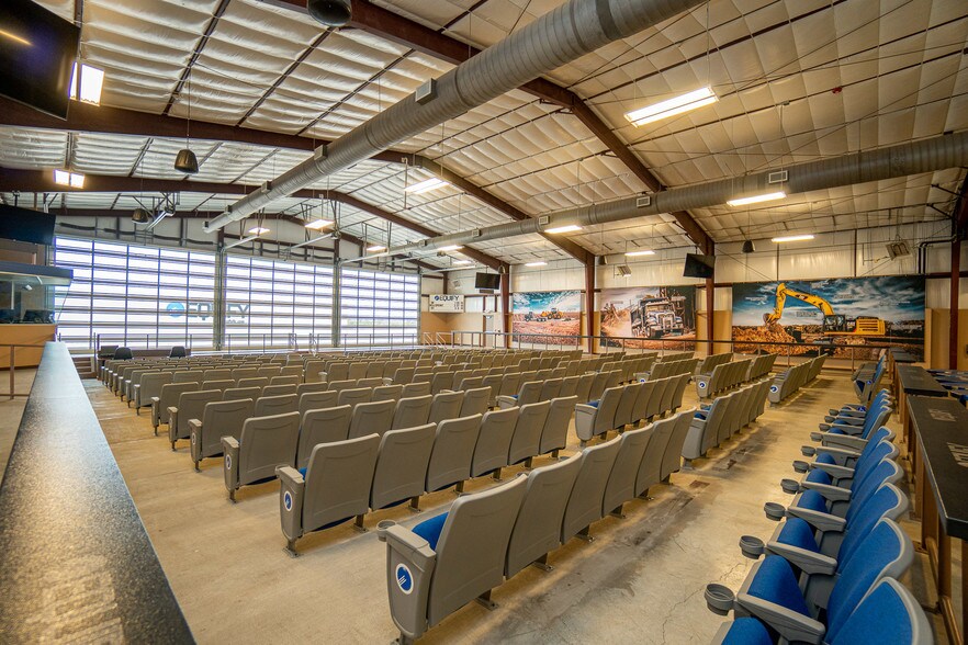 More Photos Of 7044 Interstate 10, Sealy Distribution For Sale