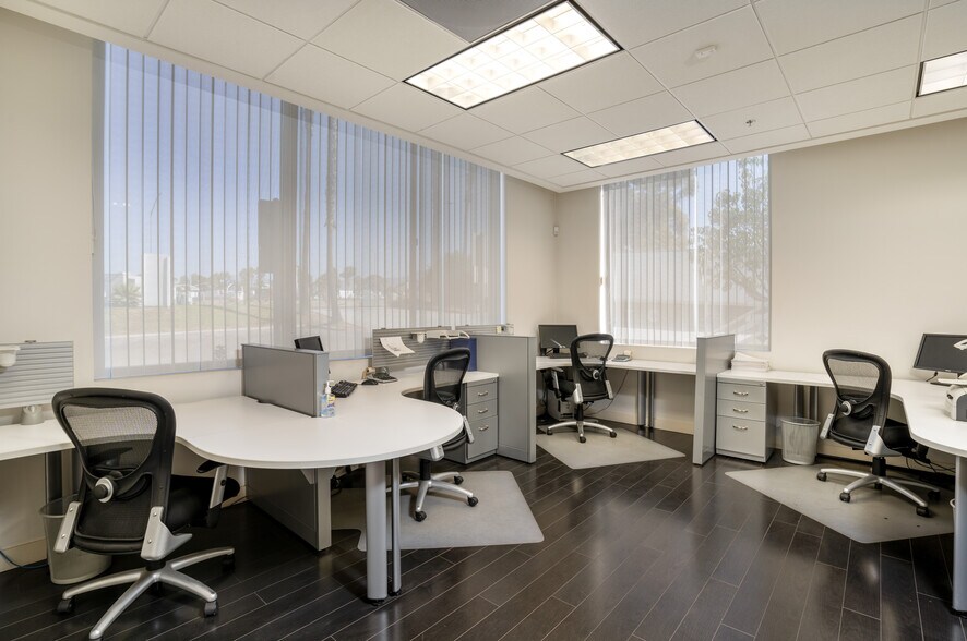 More Photos Of 10145 Via De La Amistad, San Diego Loft Creative Space For Sale