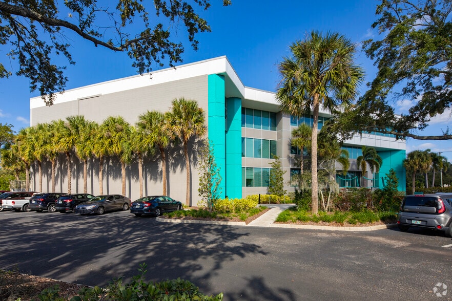 More Photos Of 550 N Reo St, Tampa Office For Lease