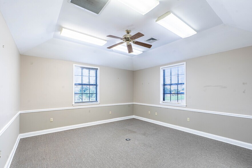 More Photos Of 819 Newman Dr, Helena Office For Sale