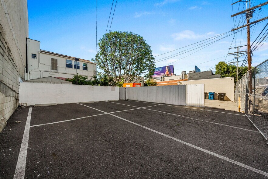 More Photos Of 1020-1024 S Robertson Blvd, Los Angeles Freestanding For Lease