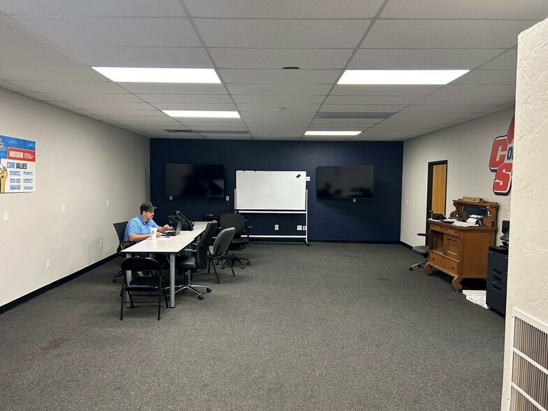 More Photos Of 905 Messenger Ln, Moore Light Manufacturing For Lease