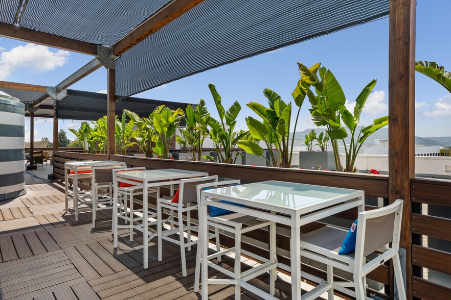 More Photos Of 300 N 3rd St, Burbank Office For Sale