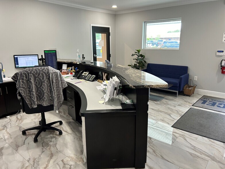 More Photos Of 150 Dog Track Rd, Longwood Office For Lease