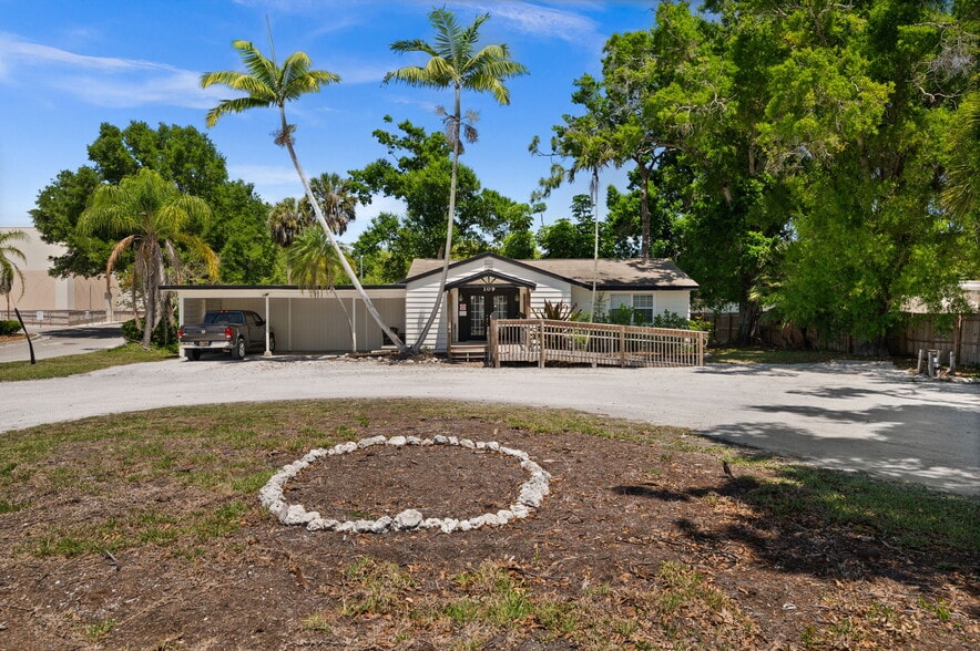 More Photos Of 109 Laurel Rd, Nokomis Office For Sale
