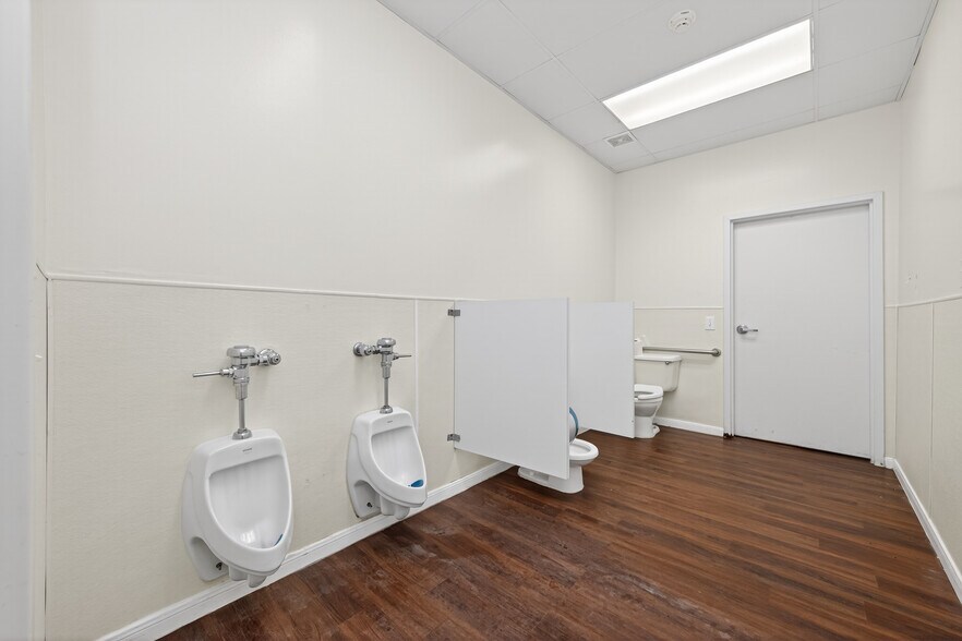 More Photos Of 8525 Queenston Blvd, Houston Freestanding For Sale