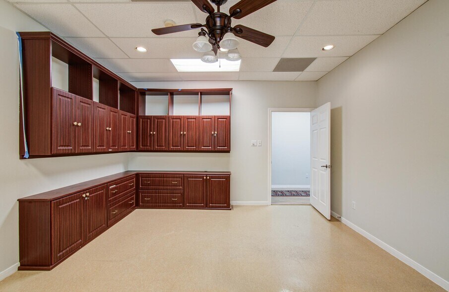 More Photos Of 11201 Steeplepark Dr, Houston Office Residential For Sale