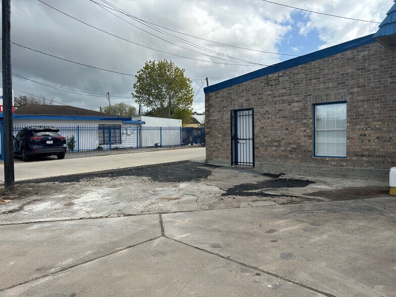 Primary Photo Of 14241 Main St, Houston Service For Lease