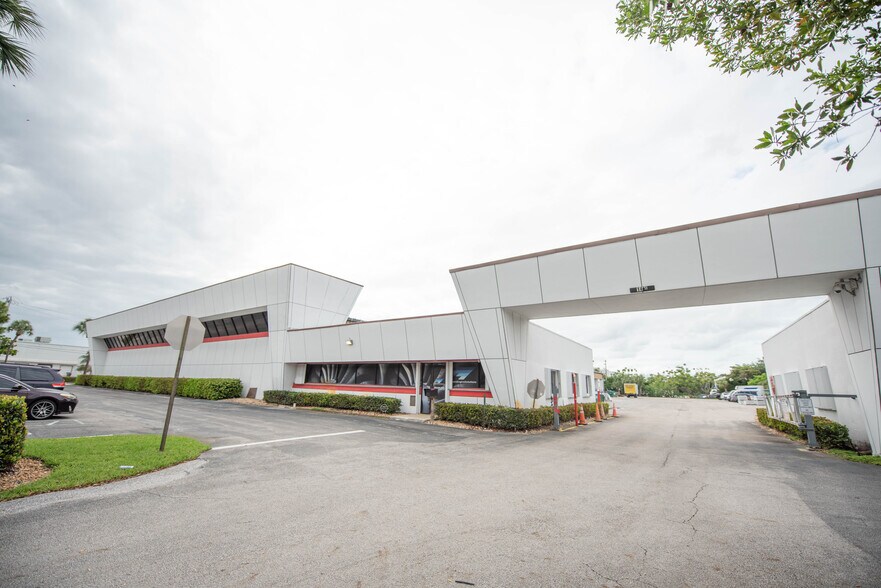 More Photos Of 7788 Central Industrial Dr, Riviera Beach Warehouse For Lease
