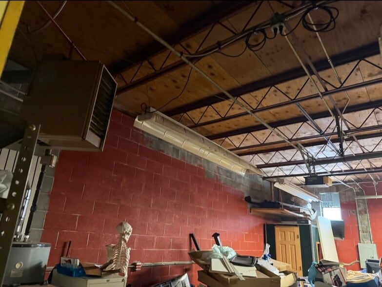More Photos Of 25500 5 Mile Rd, Redford Township Storefront For Sale