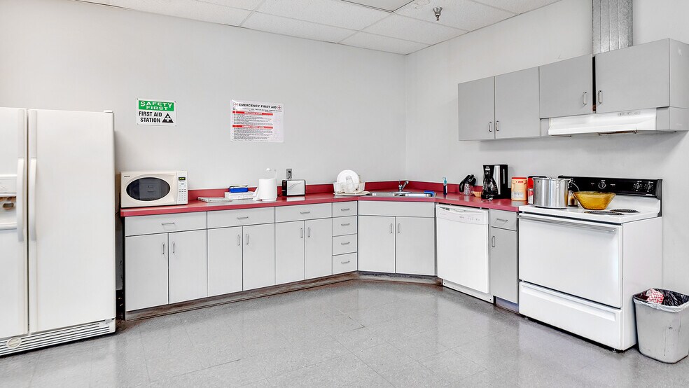 More Photos Of 7025 N Leadbetter Rd, Portland Service For Lease