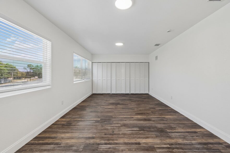 More Photos Of 6536 Lincoln Way N, Saint Petersburg Office For Lease